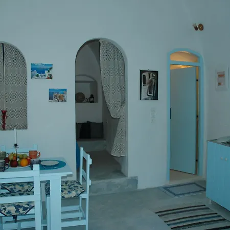 公寓 黑岩传统鲁姆斯公寓 Emporio (Santorini)