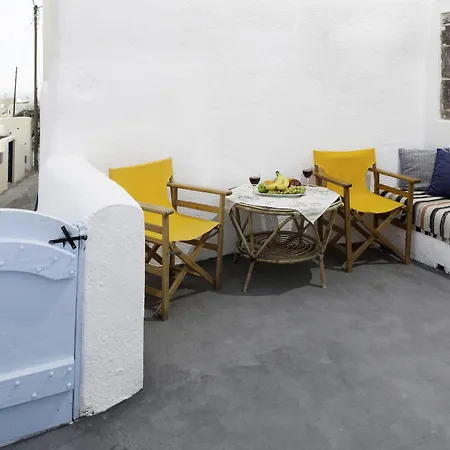 黑岩传统鲁姆斯公寓 * Emporio (Santorini)