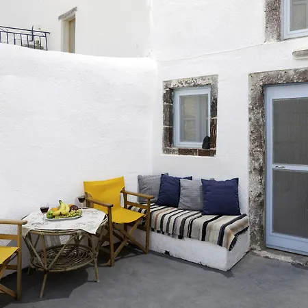 Black Rock Traditional Apartman Emborió