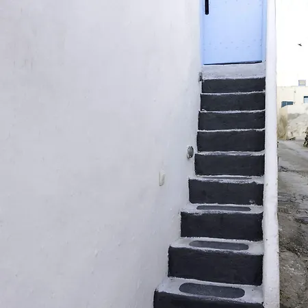 Апартаменты Black Rock Traditional Emporio (Santorini)
